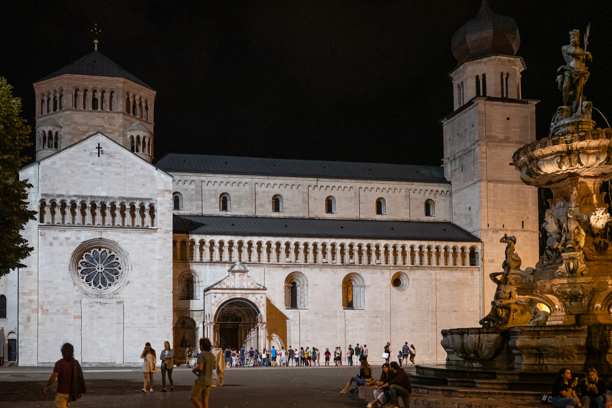 Der Dom von Trento und der Neptunbrunnen bei Nacht
